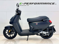 Der NIU MQi GT 100 Elektroroller (L3e-Klasse) in matt-schwarz. Das E-Roller-Modell demonstriert dynamisch seine H&#246;chstgeschwindigkeit von 100 km/h, perfekt f&#252;r schnelle Pendelfahrten und l&#228;ngere Strecken mit A1-F&#252;hrerschein.