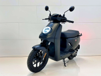Der NIU MQi GT 100 Elektroroller (L3e-Klasse) in matt-schwarz. Das E-Roller-Modell demonstriert dynamisch seine H&#246;chstgeschwindigkeit von 100 km/h, perfekt f&#252;r schnelle Pendelfahrten und l&#228;ngere Strecken mit A1-F&#252;hrerschein.