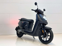 Der NIU MQi GT 100 Elektroroller (L3e-Klasse) in matt-schwarz. Das E-Roller-Modell demonstriert dynamisch seine H&#246;chstgeschwindigkeit von 100 km/h, perfekt f&#252;r schnelle Pendelfahrten und l&#228;ngere Strecken mit A1-F&#252;hrerschein.