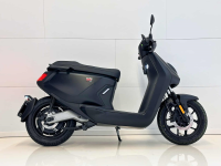 Der NIU MQi GT 100 Elektroroller (L3e-Klasse) in matt-schwarz. Das E-Roller-Modell demonstriert dynamisch seine H&#246;chstgeschwindigkeit von 100 km/h, perfekt f&#252;r schnelle Pendelfahrten und l&#228;ngere Strecken mit A1-F&#252;hrerschein.